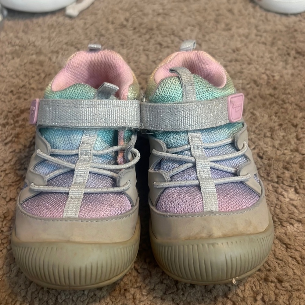 Size 7 Velcro strap tennis shoe